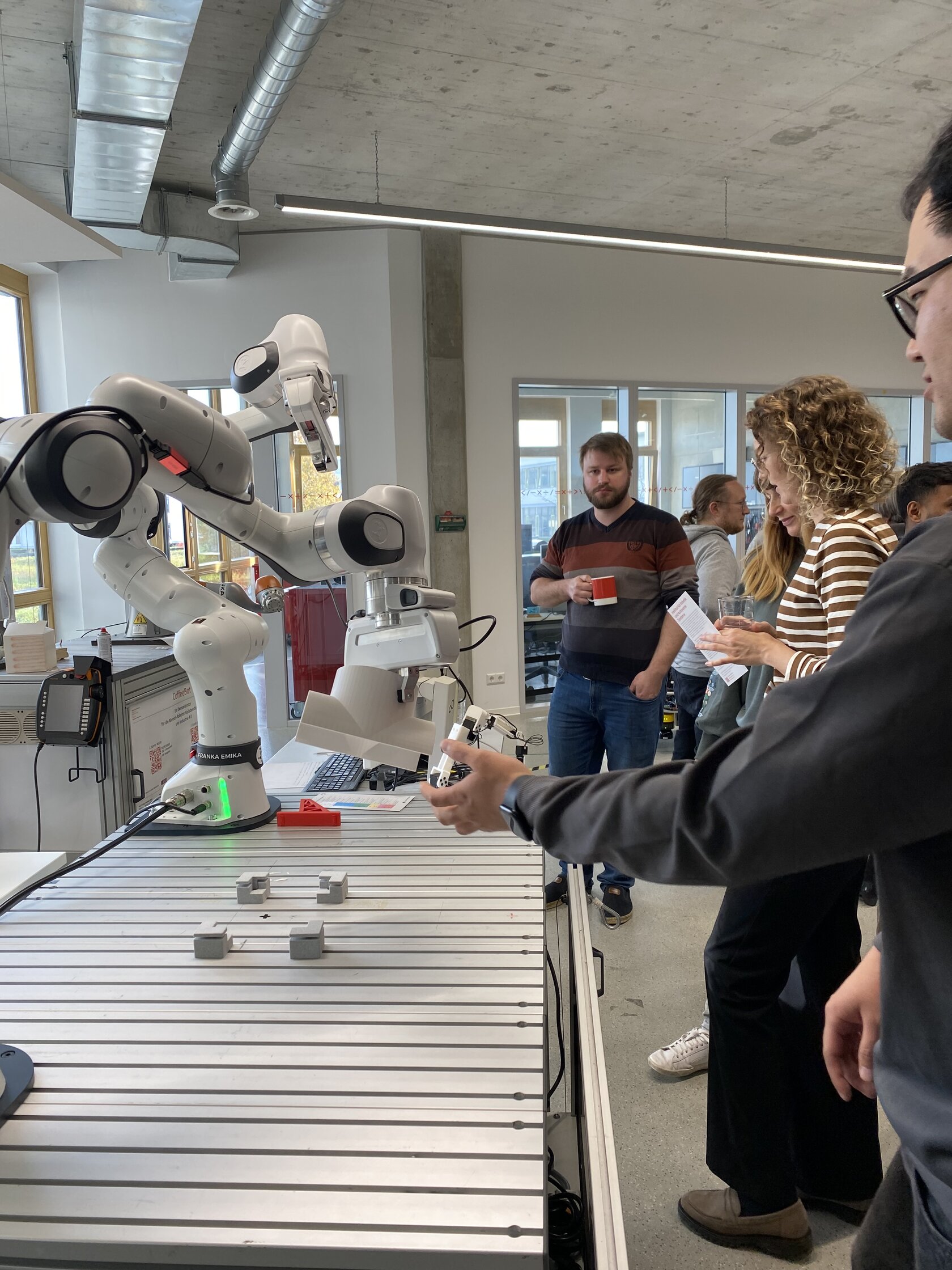 Die Besucher*innen des ResearchSnacks konnten die wissenschaftlichen Anwendungen vor Ort auch selbst ausprobieren