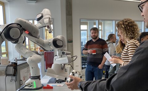 Die Besucher*innen des ResearchSnacks konnten die wissenschaftlichen Anwendungen vor Ort auch selbst ausprobieren