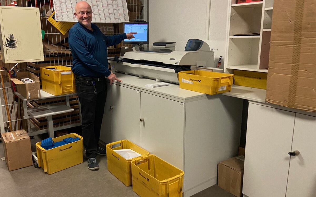 HKA employee in the mailroom