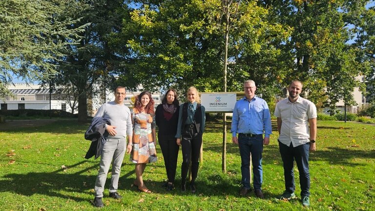 Gruppenfoto vor einem Baum, der für die INGENIUM European University gepflanzt wurde