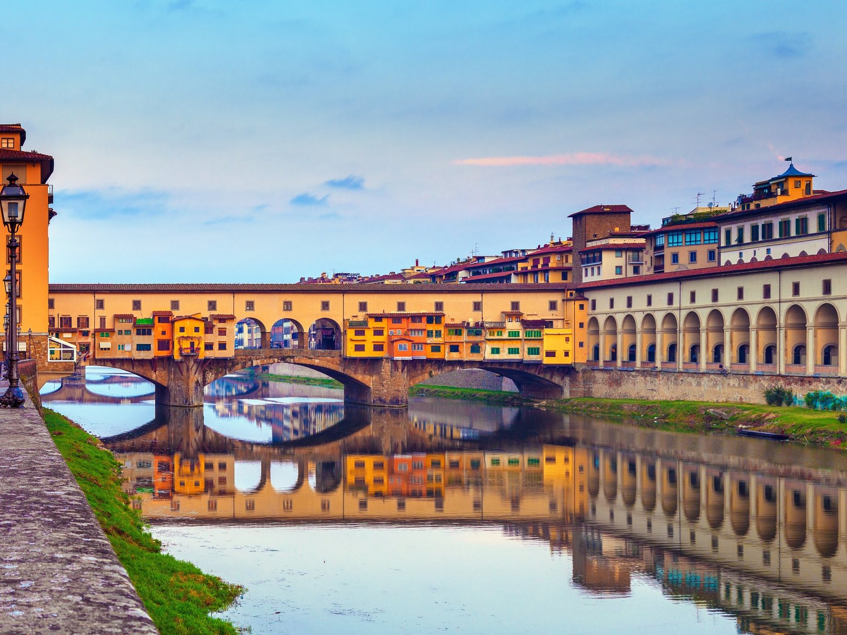 Blick auf den Arno und Gebäude in Florenz