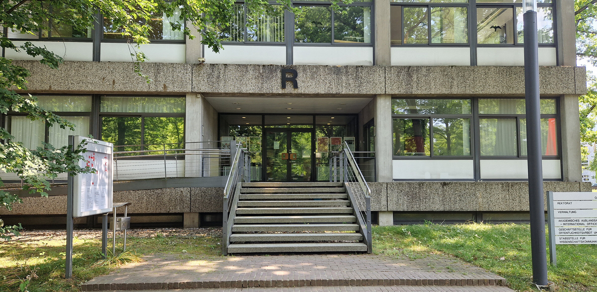 Gebäude R Eingang Gebäude R