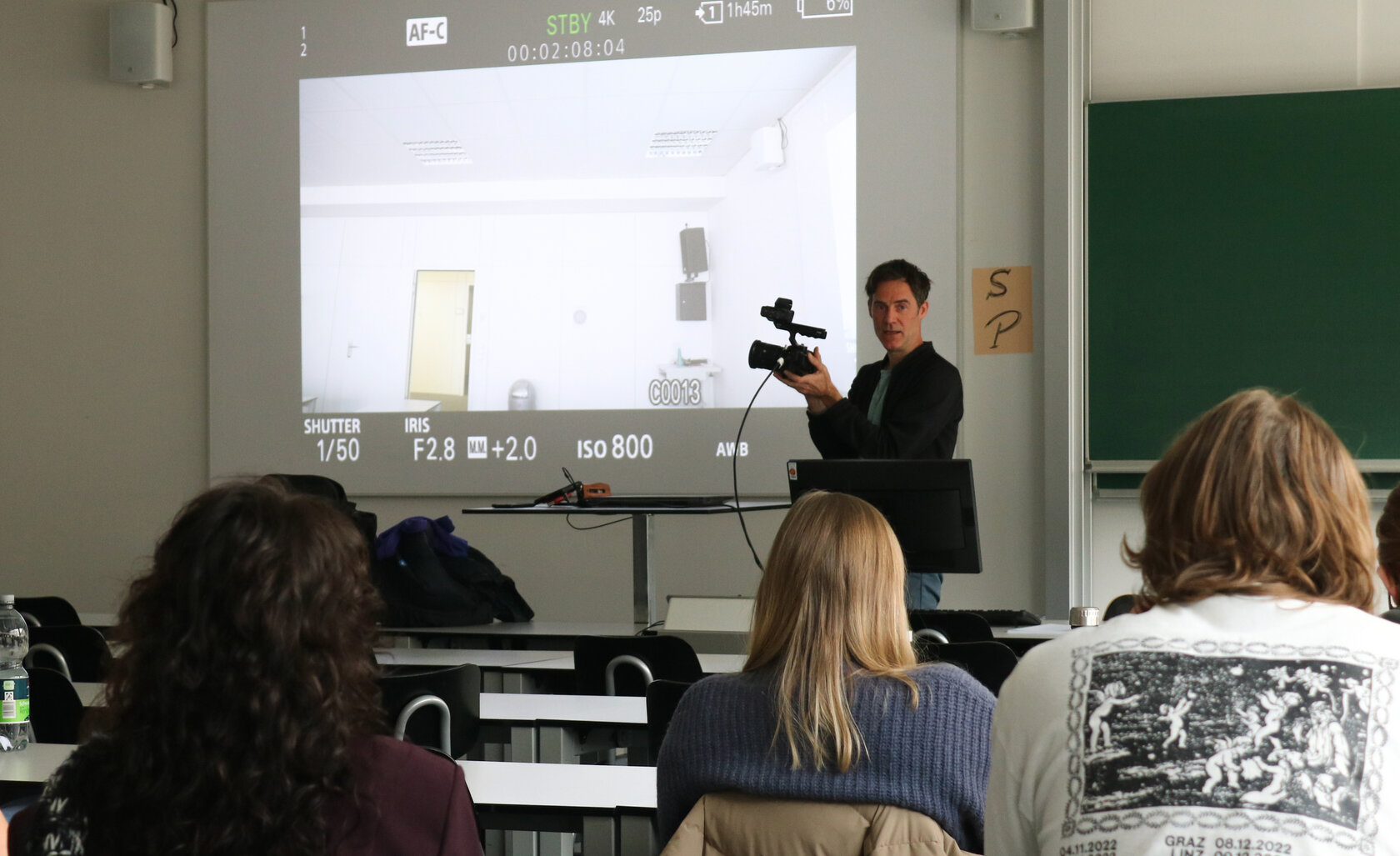 Vorlesung bei Prof. Krügler, er demonstriert die Bedienung einer Videokamera