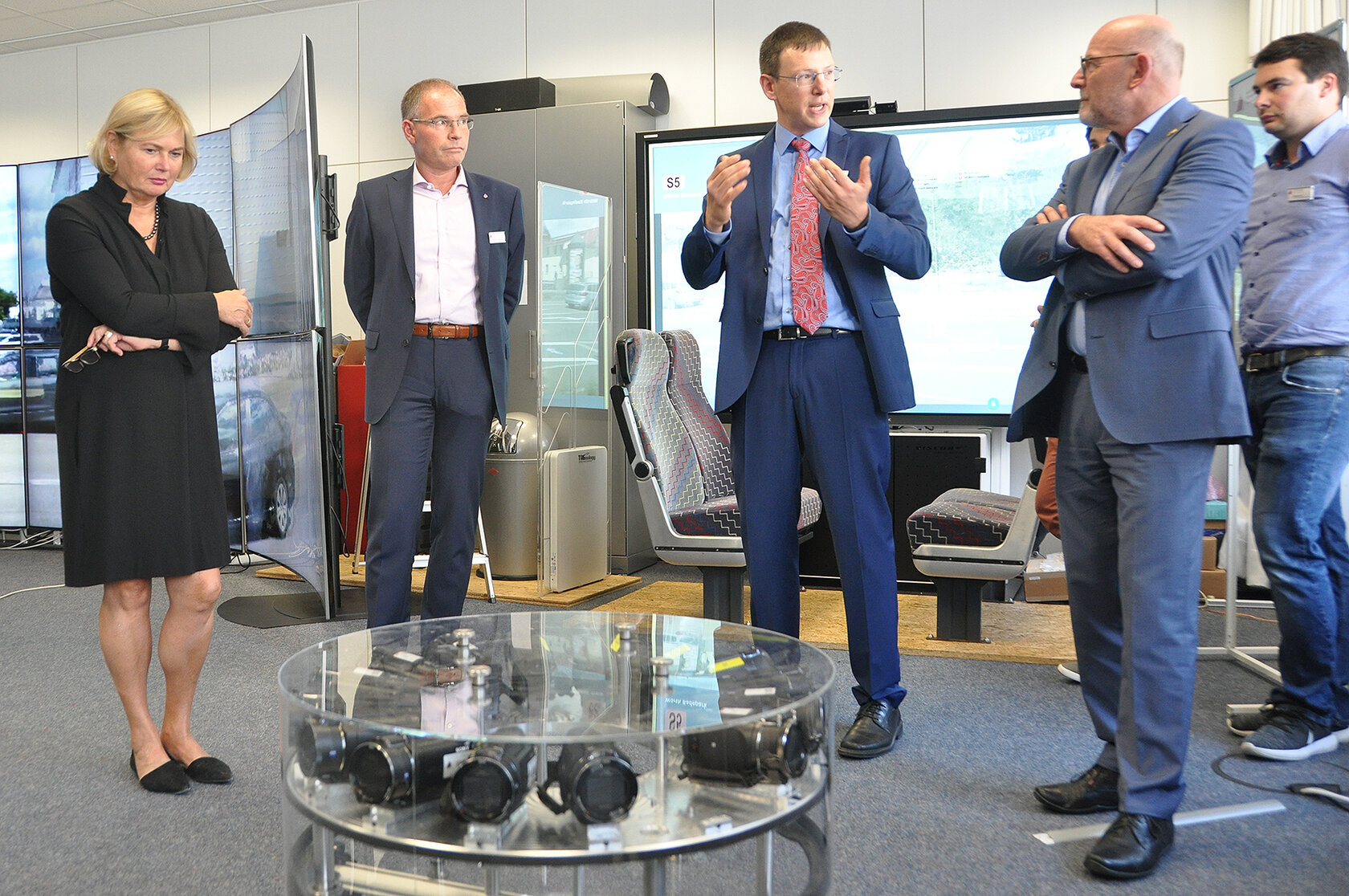 Prof. Dr. Thomas Schlegel (2. v. r.) führt Verkehrsminister Winfried Hermann (r.) zusammen mit Prof. Dr. Anke Karmann-Woessner und Prof. Dr. Frank Artinger durch das Institut für Ubiquitäre Mobilitätssysteme (IUMS) der Hochschule Karlsruhe 