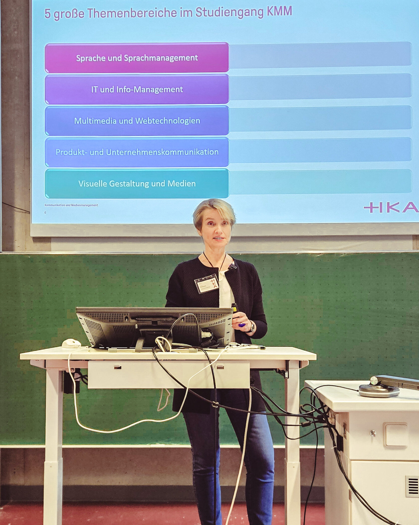 Hier sehen wir Prof. Dr. Petra Drewer während ihres Vortrags.