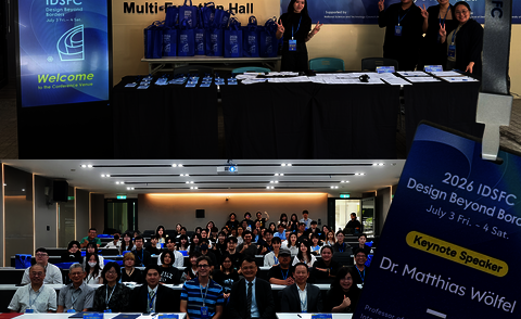 Im horizontal geteilten Bild sieht man oben eine Gruppe Frauen die hinter dem Empfangstisch der Konferenz stehen. Im unteren Bild sieht man ein Gruppenbild der Konferenz das in einem H&ouml;rsaal aufgenommen wurde. In der Mitte der Gruppe ist Matthias W&ouml;lfel zu sehen. Rechts au&szlig;en im Bild ist das Konferenzlanyard hineingeschnitten, so dass es is das Gesamtbild h&auml;ngt.