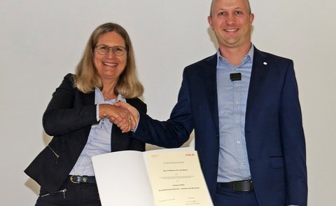 Jan Bauer erhält eine besondere Auszeichnung für sein innovatives Lehrkonzept zur Vermittlung von Grundlagen in der Elektrotechnik, dem EIT-Playground. 