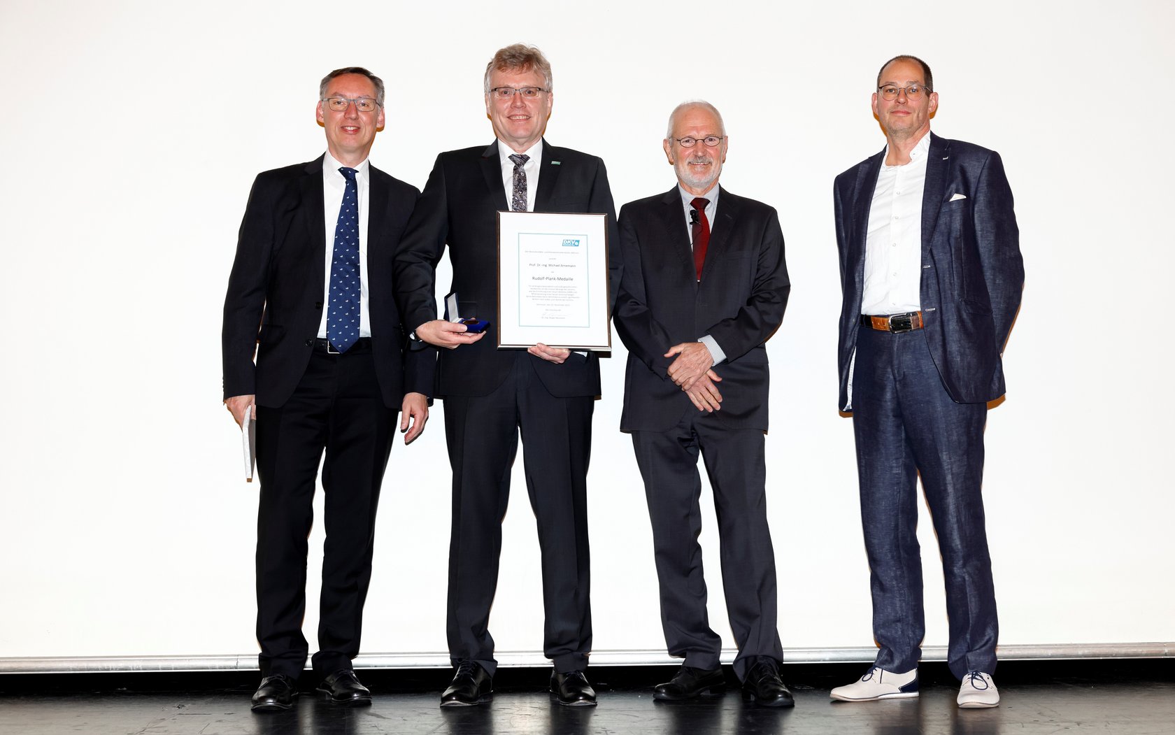 Wurde mit der höchsten Auszeichnung des Deutschen Kälte- und Klimatechnischen Vereins geehrt: Prof. Dr.-Ing. Michael Arnemann (2. v. l.) aus der Fakultät für Maschinenbau und Mechatronik