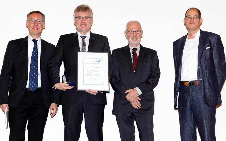 Wurde mit der höchsten Auszeichnung des Deutschen Kälte- und Klimatechnischen Vereins geehrt: Prof. Dr.-Ing. Michael Arnemann (2. v. l.) aus der Fakultät für Maschinenbau und Mechatronik
