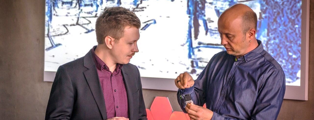 Christian Frank M.Sc. (l.) und Prof. Dr. Jan Bauer diskutieren anhand einer heute gängigen Automotive-Kamera im Labor für Bildverarbeitung „P!X3LFLUX“ der Fakultät Elektro- und Informationstechnik die Herausforderungen für die Integration der innovativen Event-Kameras in das Auto