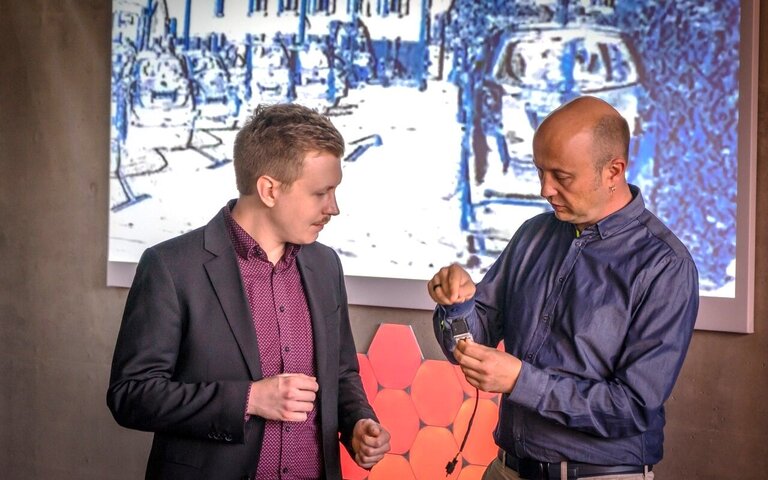 Christian Frank M.Sc. (l.) und Prof. Dr. Jan Bauer diskutieren anhand einer heute gängigen Automotive-Kamera im Labor für Bildverarbeitung „P!X3LFLUX“ der Fakultät Elektro- und Informationstechnik die Herausforderungen für die Integration der innovativen Event-Kameras in das Auto