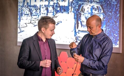 Christian Frank M.Sc. (l.) und Prof. Dr. Jan Bauer diskutieren anhand einer heute gängigen Automotive-Kamera im Labor für Bildverarbeitung „P!X3LFLUX“ der Fakultät Elektro- und Informationstechnik die Herausforderungen für die Integration der innovativen Event-Kameras in das Auto