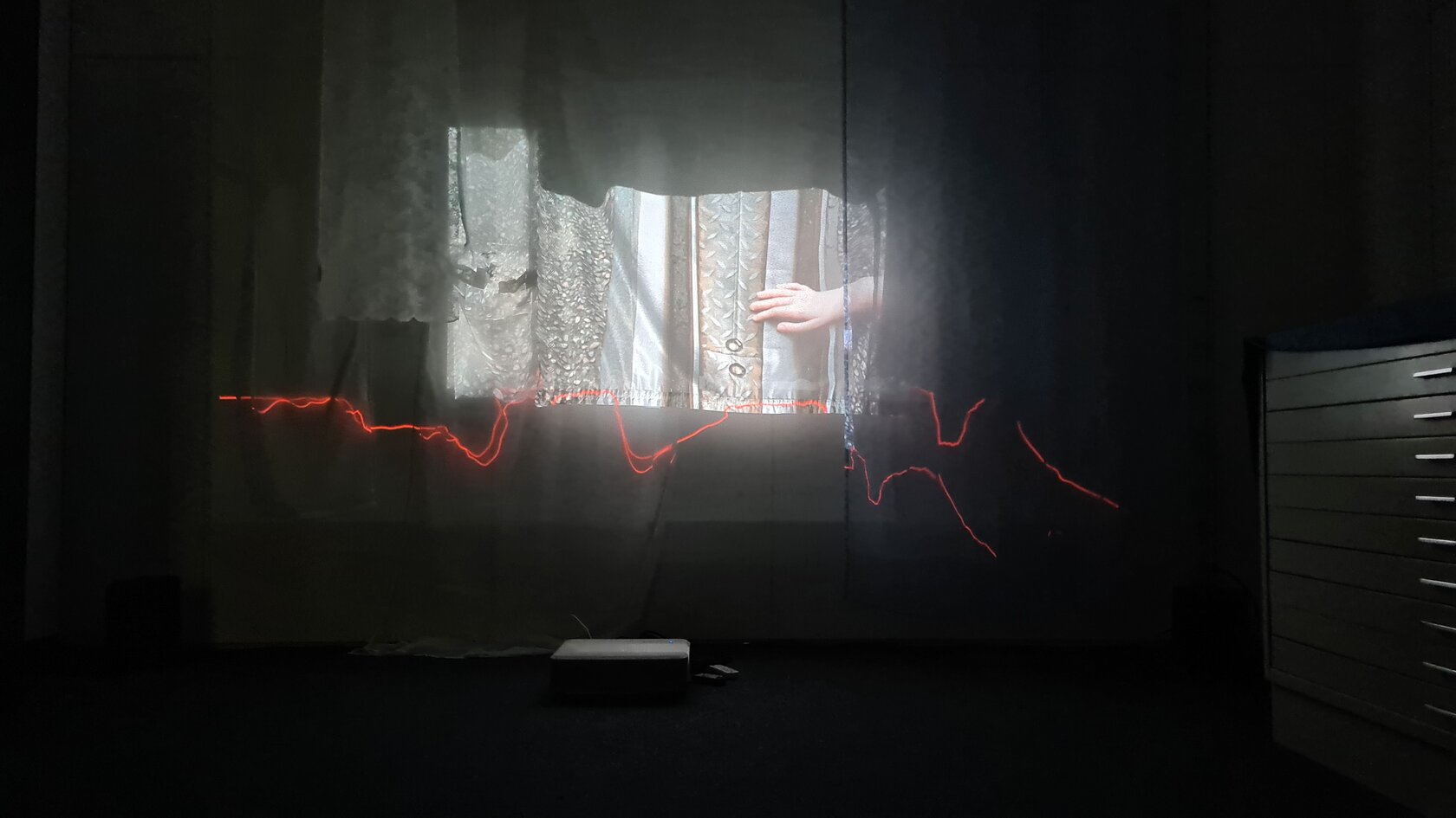 Ausstellungsstück „Danach, die Stille“ von Elisa Aul, Ling Cung, Gina-Marie Eller, Iman Diab Harake, Mik Gremmelspacher, Paula Schacke, Ronja Weiß