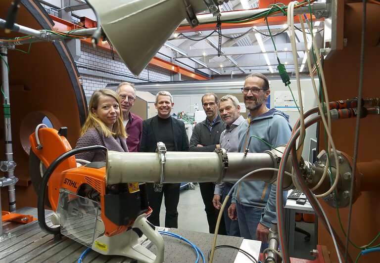 Foto von Prof. Dr. Christine Preisach und Team in einem Laborbetrieb in der HKA.