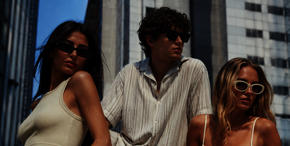 Beispiel für ein KI-generiertes Werbebild. (ChatGPT, Prompt: fiktive Modekampagne für Sommermode, hochwertig, junge Leute, cool, urban, im Stil eines Fotoshootings)