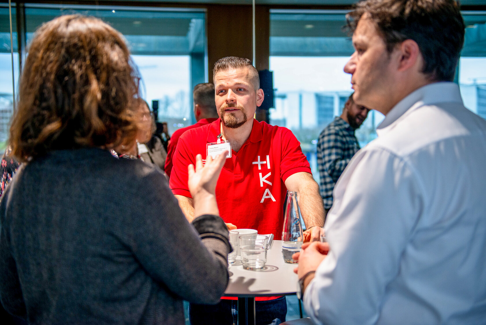 Teilnehmende im Gespräch beim Präsenzworkshop zum Freiwilligenmanagement in Citizen Science an der Hochschule Karlsruhe
