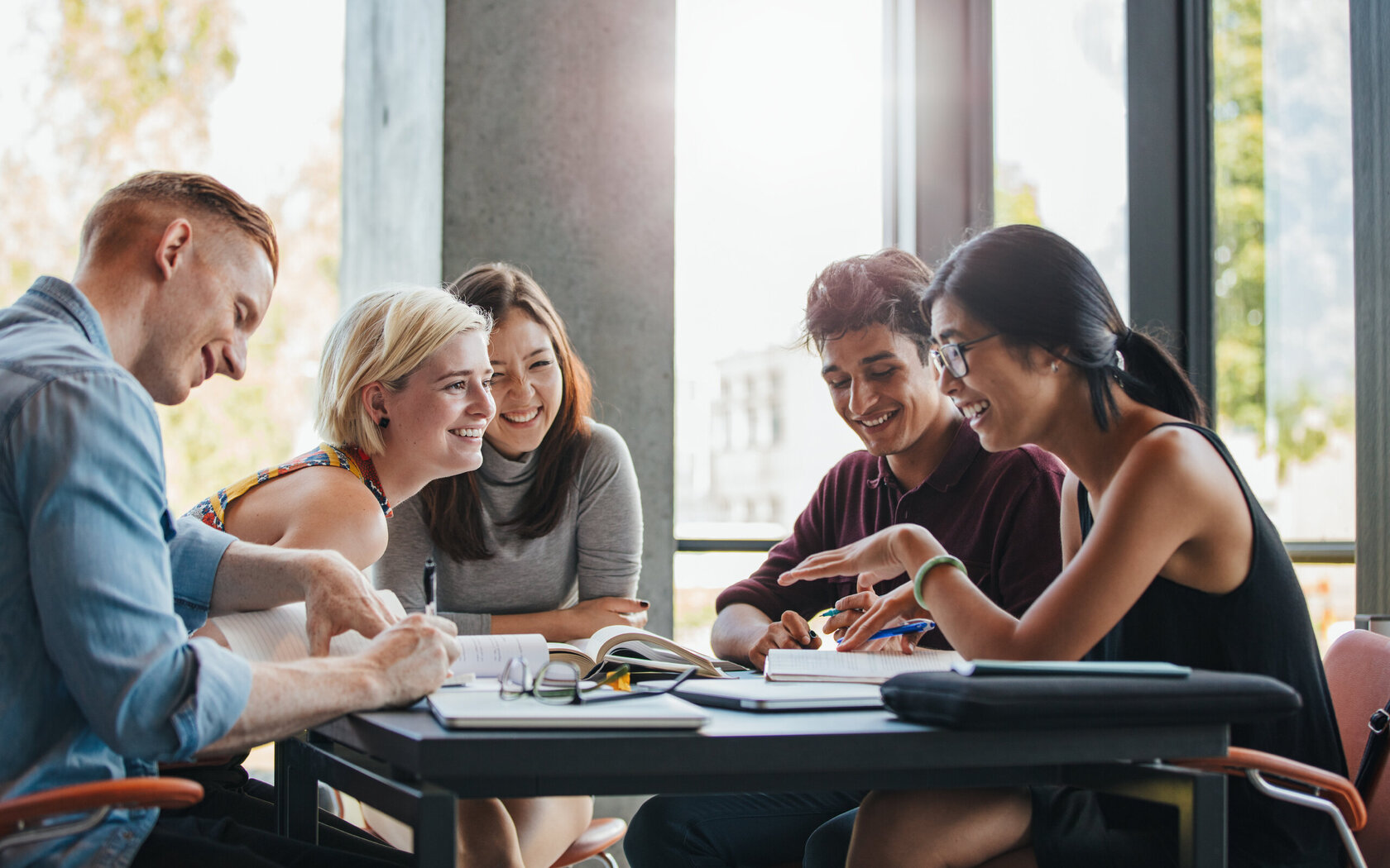 Studierende im Austausch während Lernsituation
