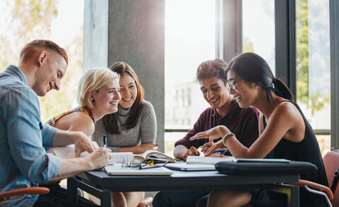 Studierende im Austausch während Lernsituation