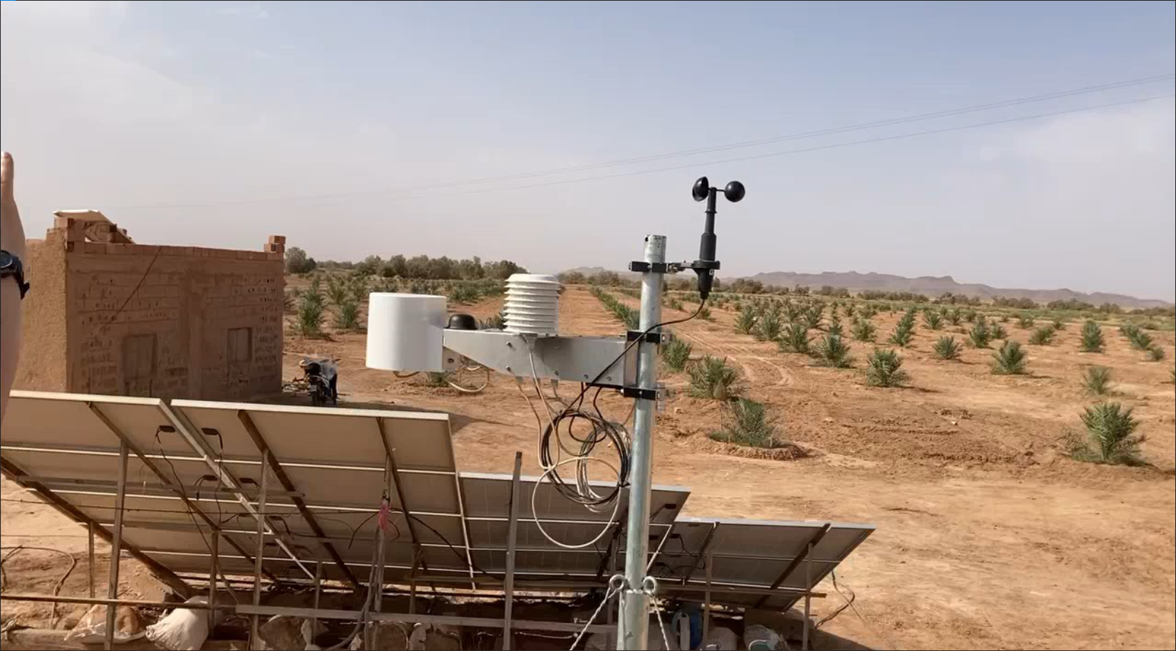 Photovoltaik betriebene Bewässerung und Wetterstation in Errachidia