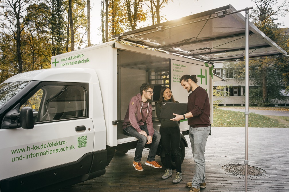 Studierende des Studiengangs Elektromobilität und Autonome System der Fakultät Elektro- und Informationstechnik an der Hochschule Karlsruhe (HKA) arbeiten am Solartruck der Hochschule