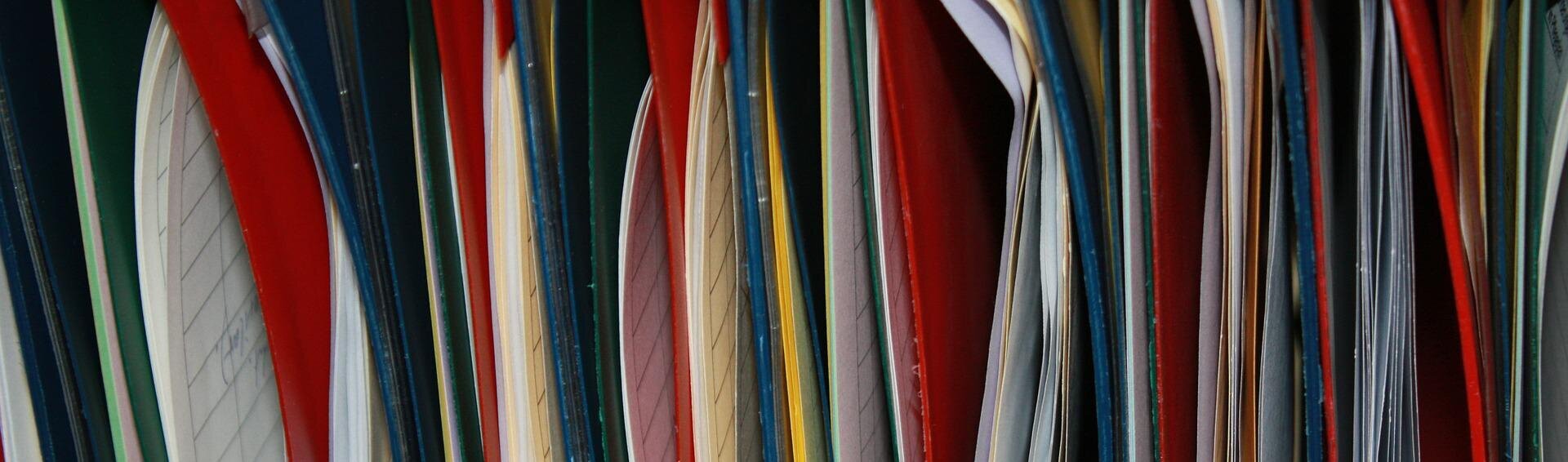 Mappen in einem Regal INTERN_HKA_VW-RH_Zustaendigkeiten-RK-Bühnenbild
