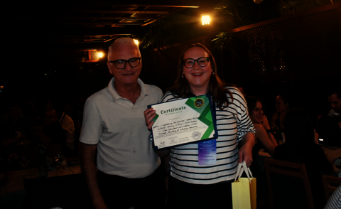 Promotionsstudentin Fiona Schmidbauer (IIIX) steht rechts neben dem Konferenzvorsitzenden Prof. Mario Barajas Frutos bei der Preisverleihung des Best Student Paper Award auf der ICETC 2025 und hält das Zertifikat für den Award in der Hand.