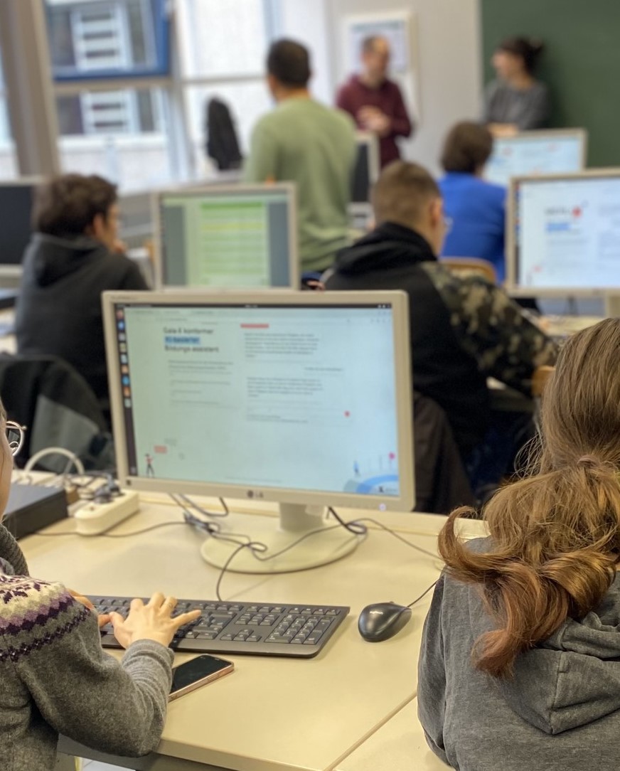 Die Schülerinnen und Schüler stellten wertvolle Fragen und gaben nützliche Hinweise zur Entwicklung Generativer KI-Assistenten